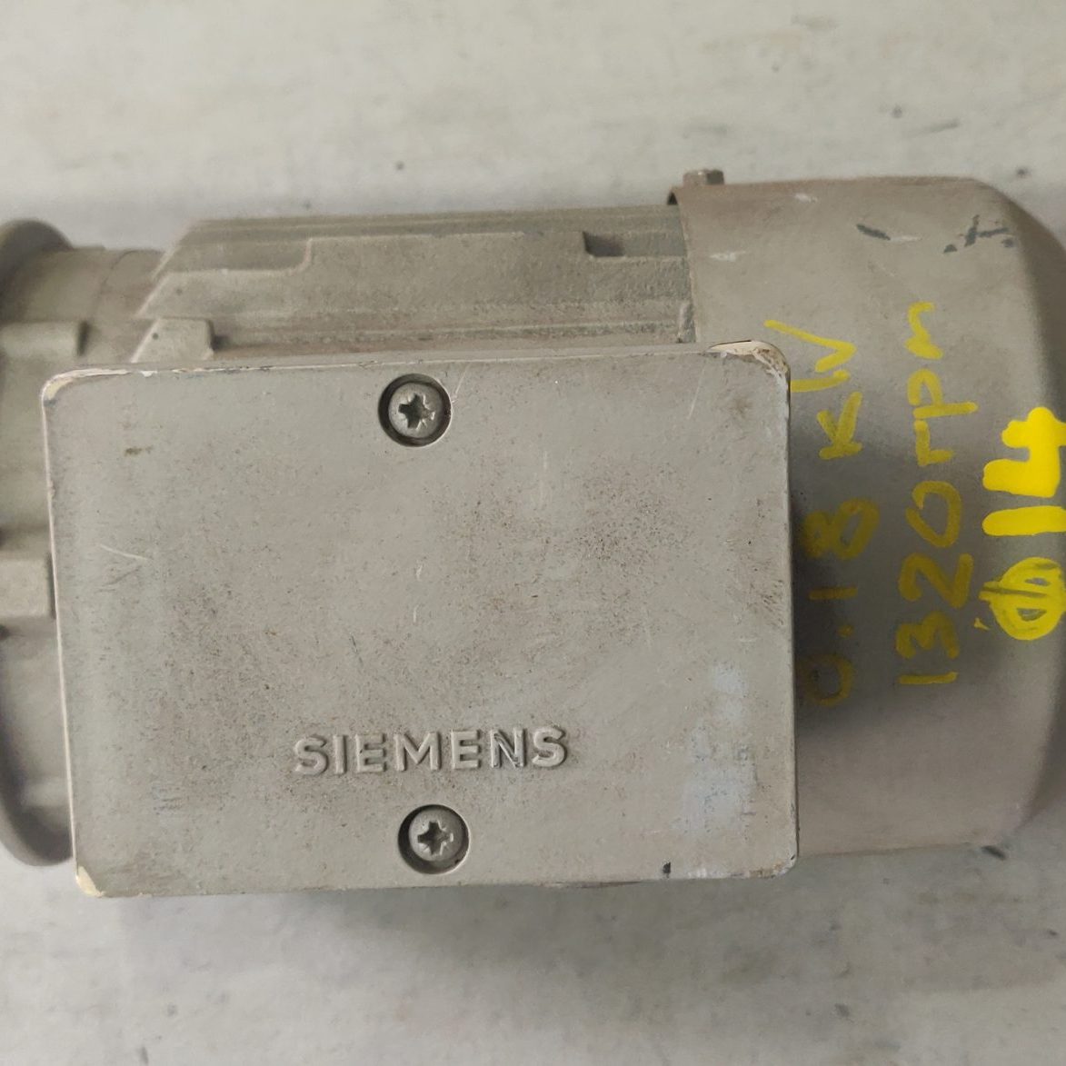 IMG_20230206_105813 Motor electric trifazat Siemens 0.18kW 1300rpm - imagine 1