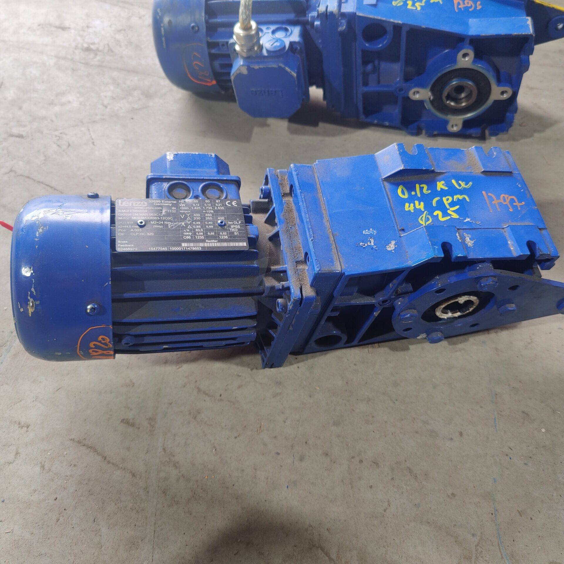 IMG_20250408_115309 Motor electric cu reductor Lenze 0.12kW 44rpm - imagine 1