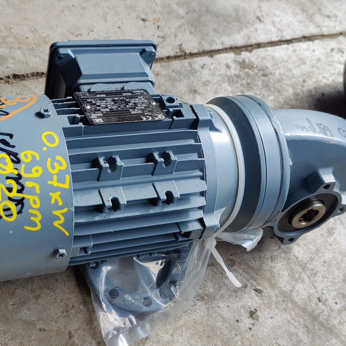 IMG_20240325_142216 Motor electric cu reductor Nord 0.37kW 69rpm - imagine 1