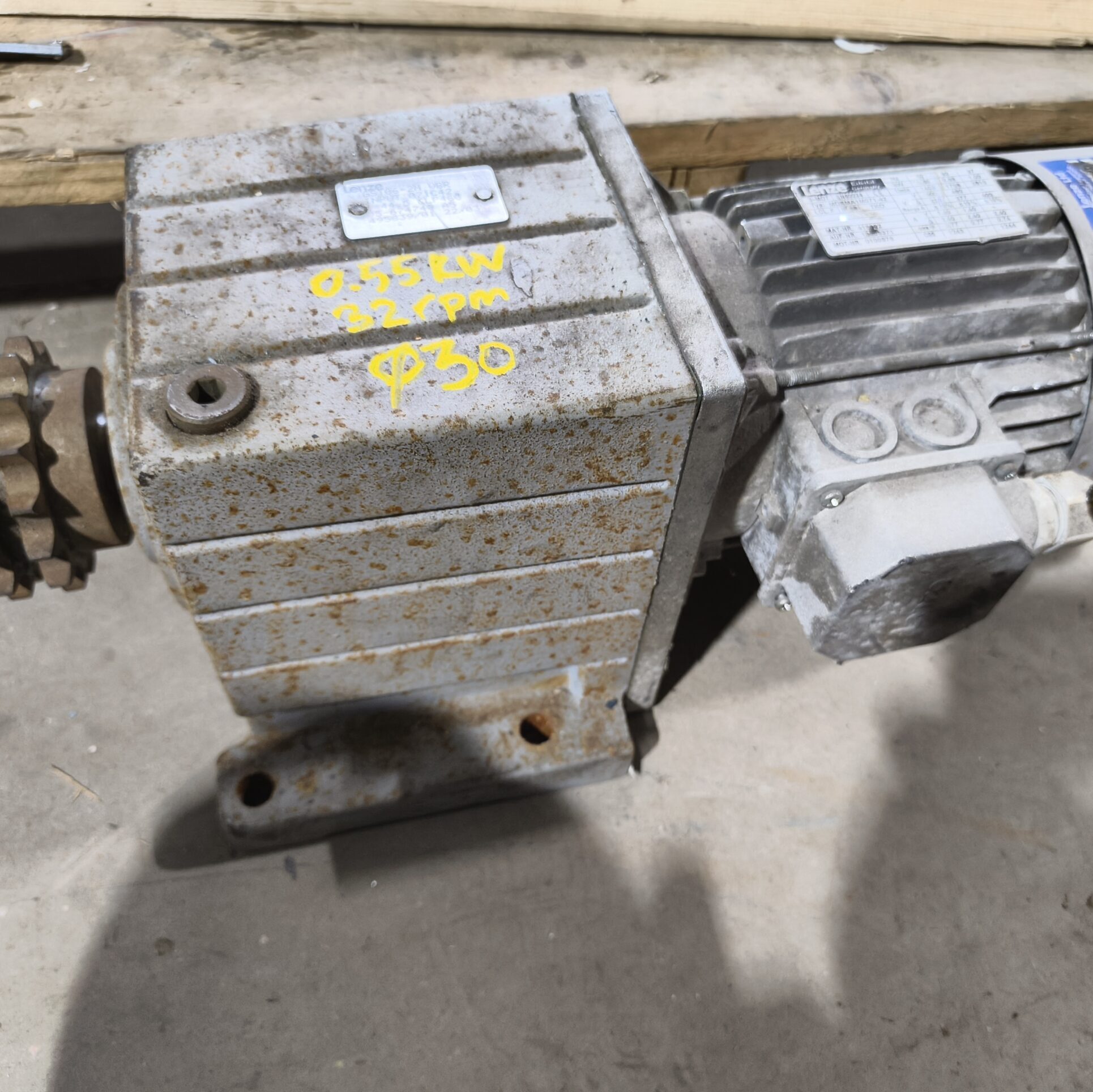 IMG_20250903_191508377 Motor electric cu reductor Lenze 0.55kW 32rpm - imagine 1