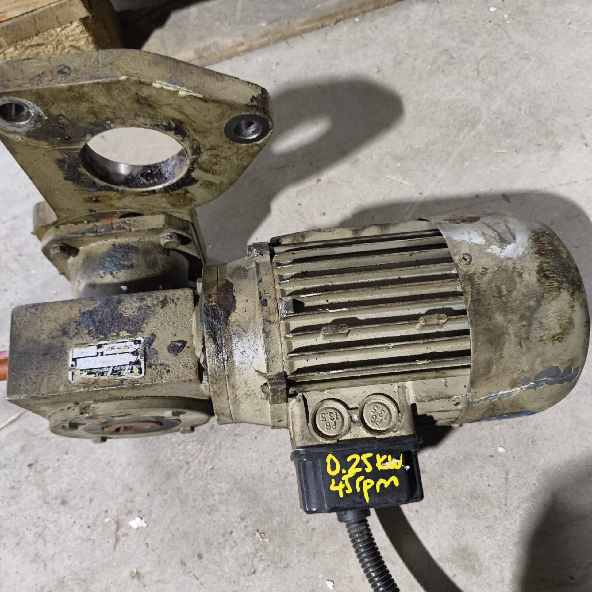 IMG_20250903_191631866 Motor electric cu reductor Bockwoldt 0.25kW 45rpm - imagine 1