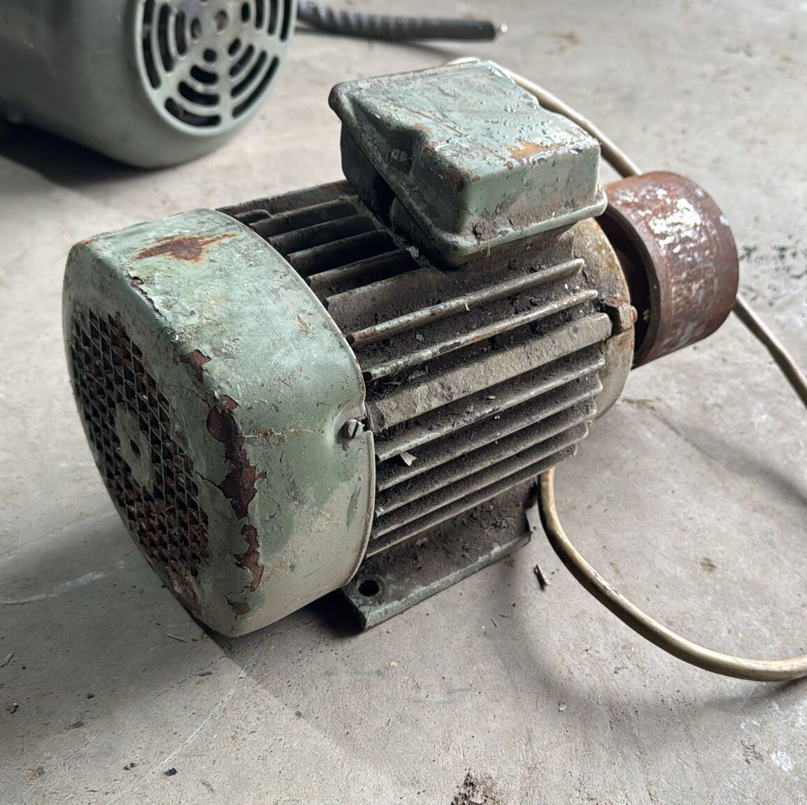 WhatsApp Image 2026-04-06 at 15.33.29 (1) Motor electric trifazat VEM 0.75kW 1000rpm - imagine 1